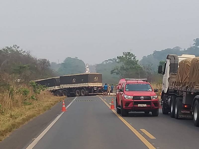 Colisão entre caminhão truck e carreta deixa motorista morto na BR 364